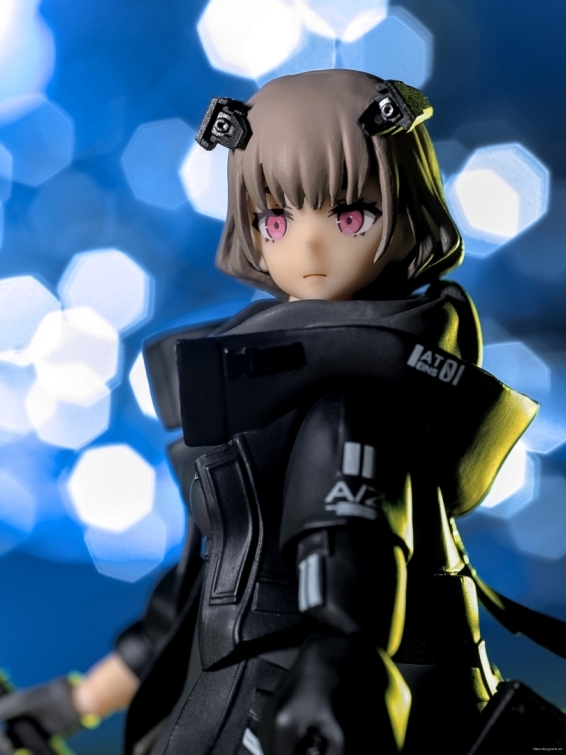 Figma A-Z:[B] mirando atrás con fondo azul